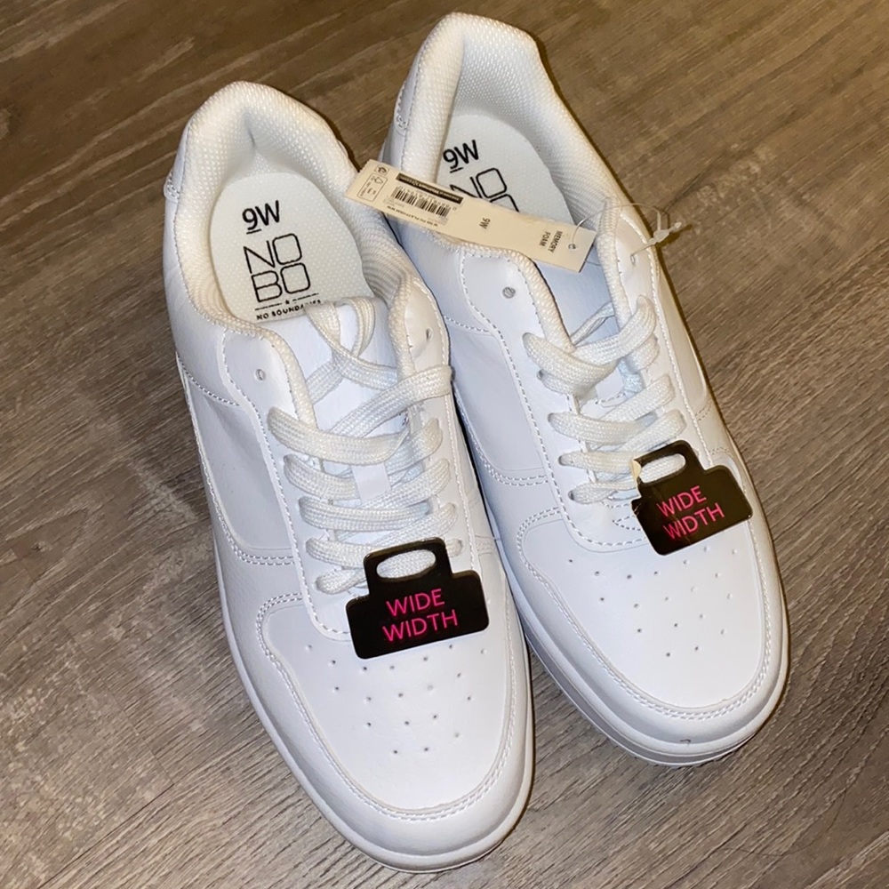 NWT MENS white shoes
